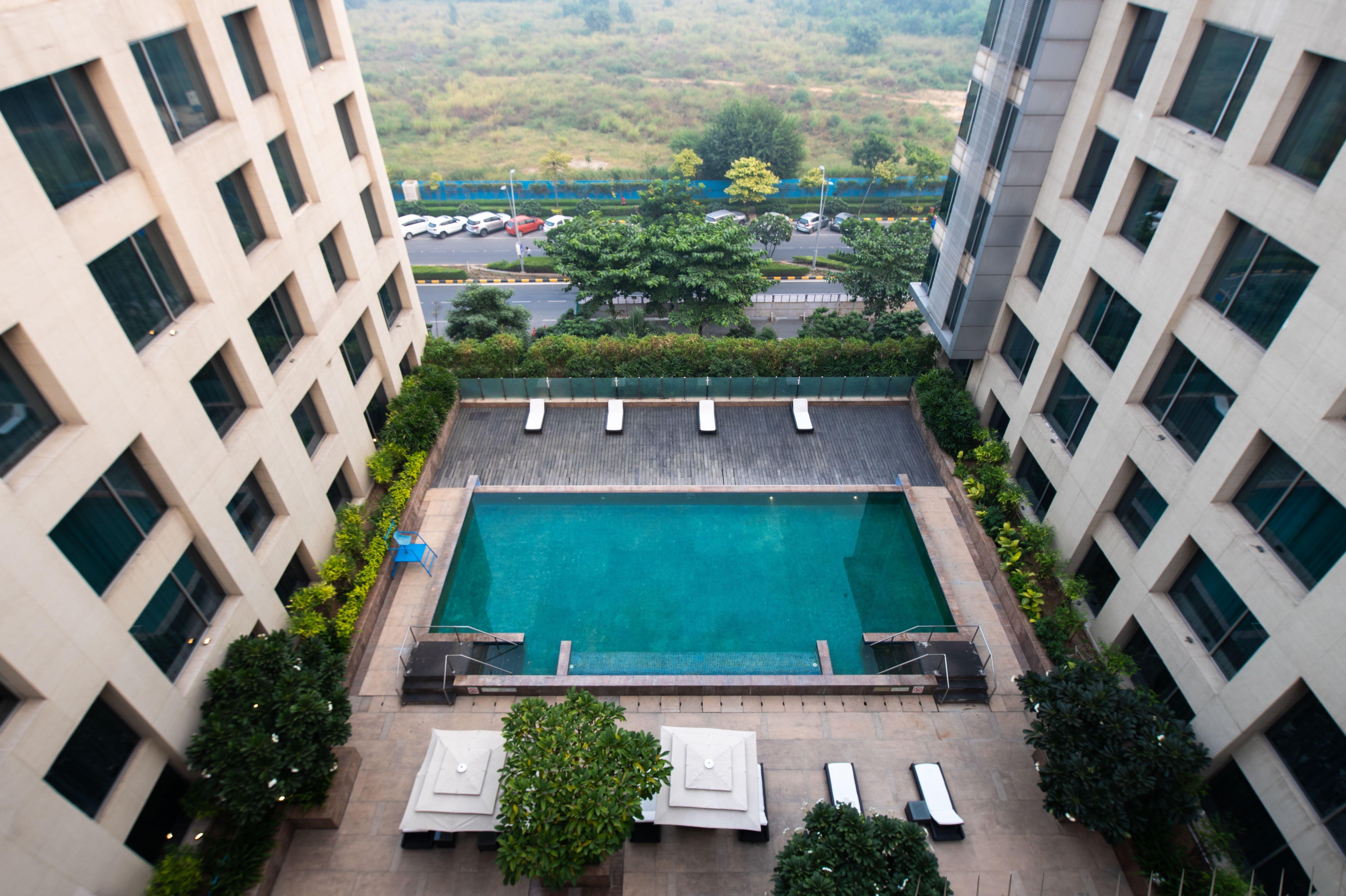 Holiday Inn New Delhi Aerocity By Ihg Ngoại thất bức ảnh The swimming pool at the hotel