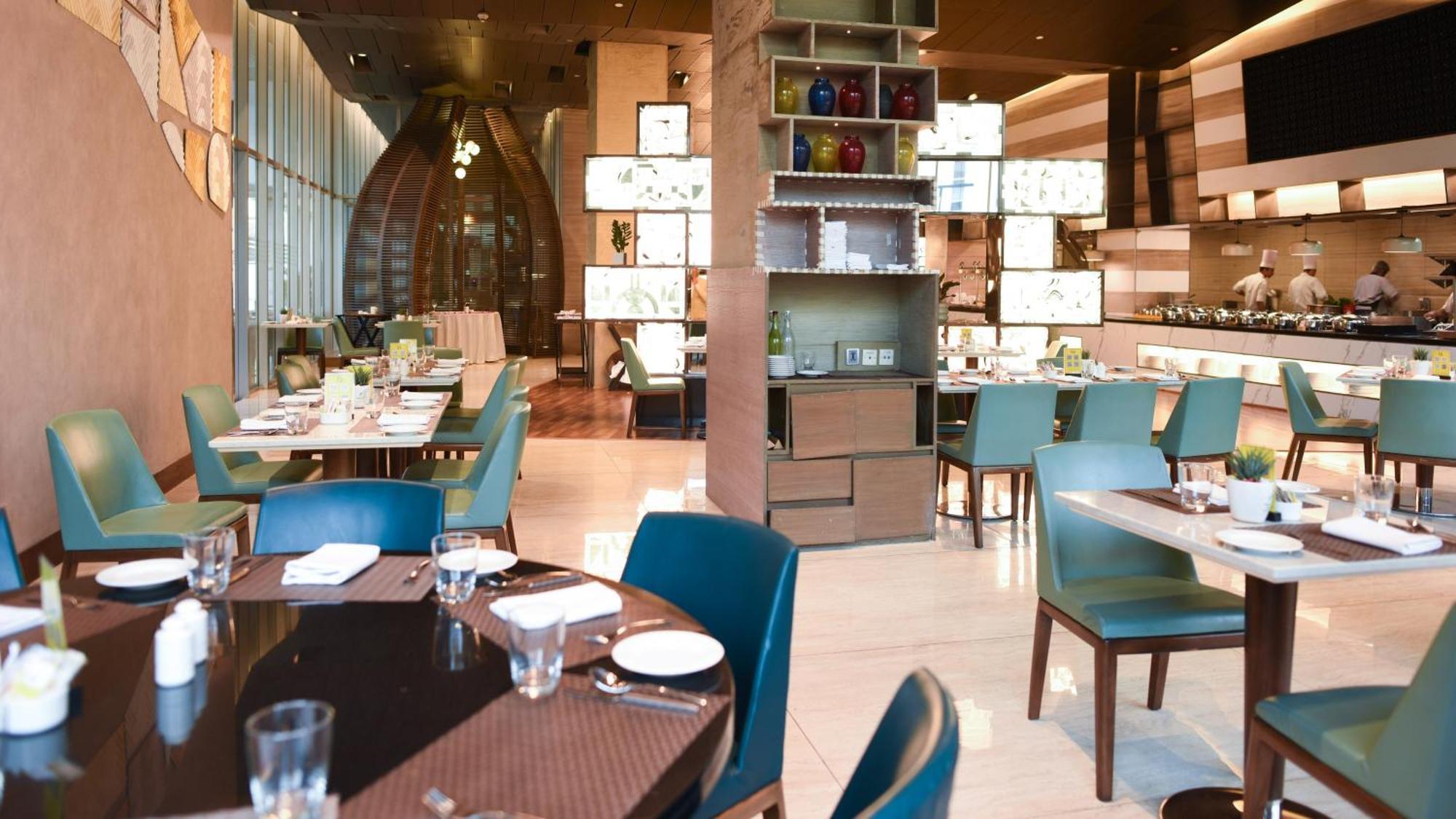 Holiday Inn New Delhi Aerocity By Ihg Ngoại thất bức ảnh The interior of the restaurant