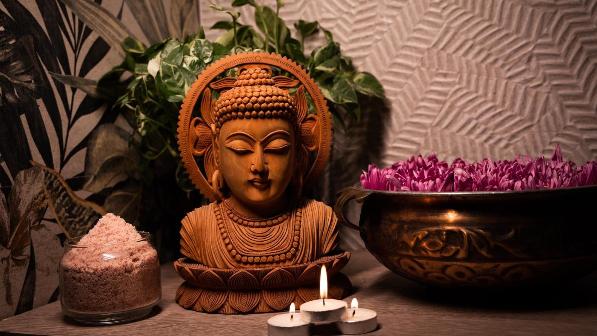 Holiday Inn New Delhi Aerocity By Ihg Ngoại thất bức ảnh A statue of the Buddha