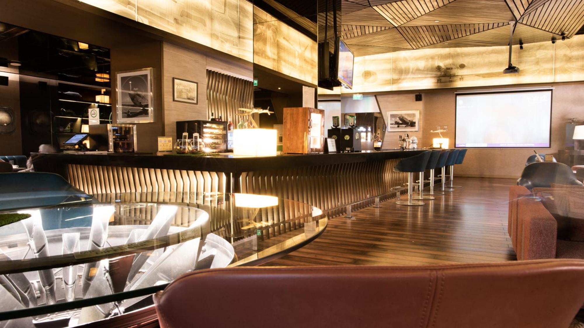 Holiday Inn New Delhi Aerocity By Ihg Ngoại thất bức ảnh The interior of a typical Starbucks
