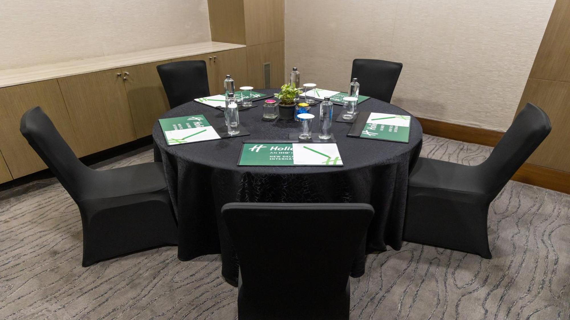 Holiday Inn New Delhi Aerocity By Ihg Ngoại thất bức ảnh A meeting room at a hotel