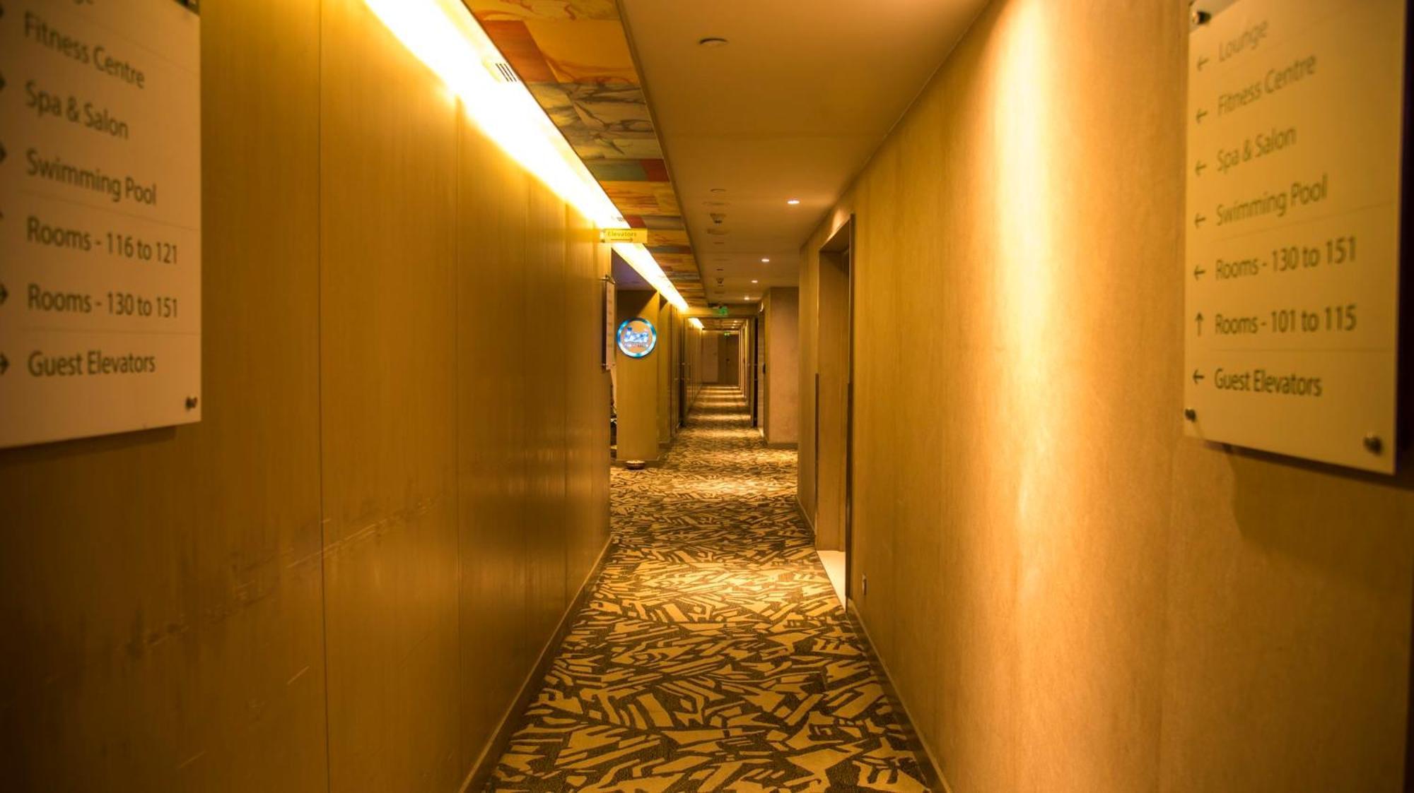 Holiday Inn New Delhi Aerocity By Ihg Ngoại thất bức ảnh A corridor